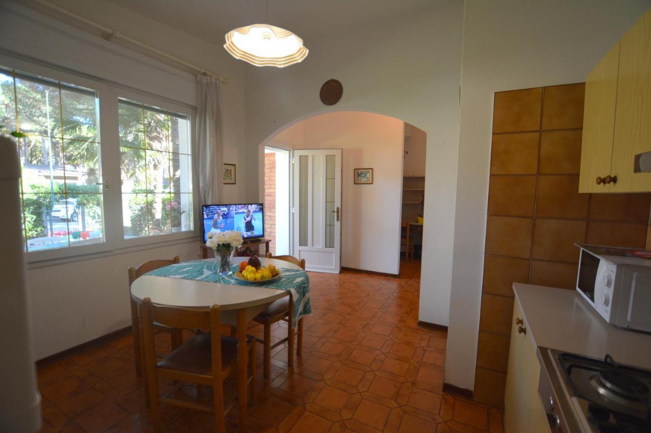 Villa A Lignano Con 2 Camere E Giardino Lignano Sabbiadoro Kültér fotó