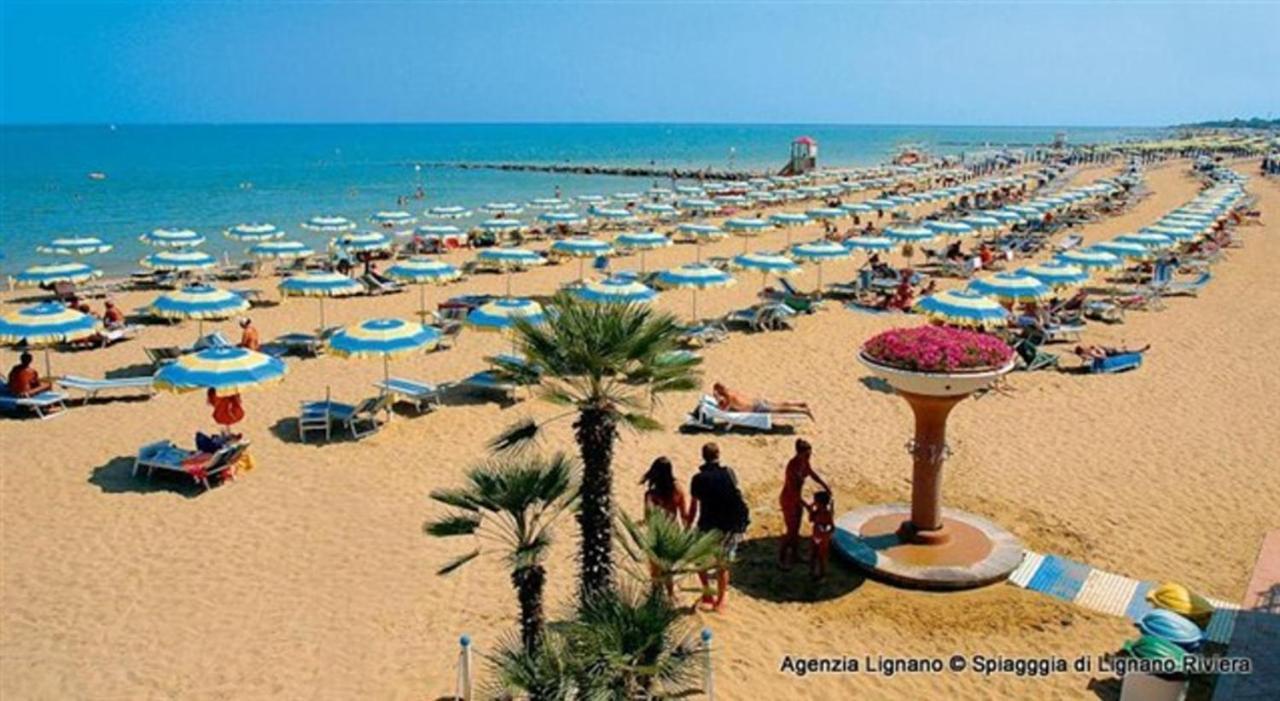 Villa A Lignano Con 2 Camere E Giardino Lignano Sabbiadoro Kültér fotó